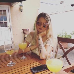 Meet your Posher, Cassandra